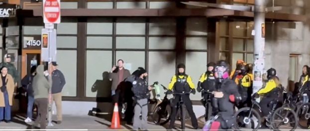 Watch: Portland Cops 'Shield' Antifa Rioters While Spotlights Blind Federal Agents