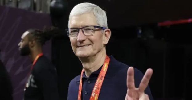 BREAKING NEWS: Trump Says He "Straightened Out" Apple Boss Tim Cook After A 'Dust-Up!'
