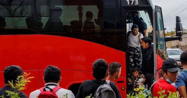 Chicago's Bus Dilemma: Migrants Arriving In Shadows As Bus Companies Dodge Penalties