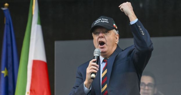 Trump Drops Political Hammer On Tucker Carlson As Lindsey Graham Challenger Abruptly Bows Out