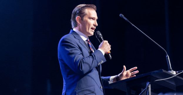 Kelly’s Shame Spiral Deepens: Refuses To Apologize, Digging In On “Disobey The Commander-In-Chief” Video