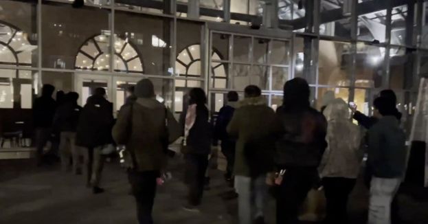 Anti-ICE Mob Storms Minneapolis Hotels Hunting For Agents