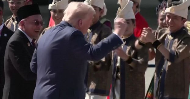 Trump Shows Off His Signature Moves On The Red Carpet In Kuala Lumpur (Video)