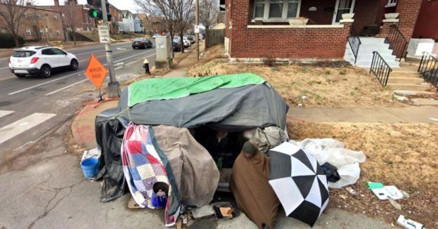 st-louis-residents-rejoice-city-finally-takes-action-against-stinky-homeless-issue